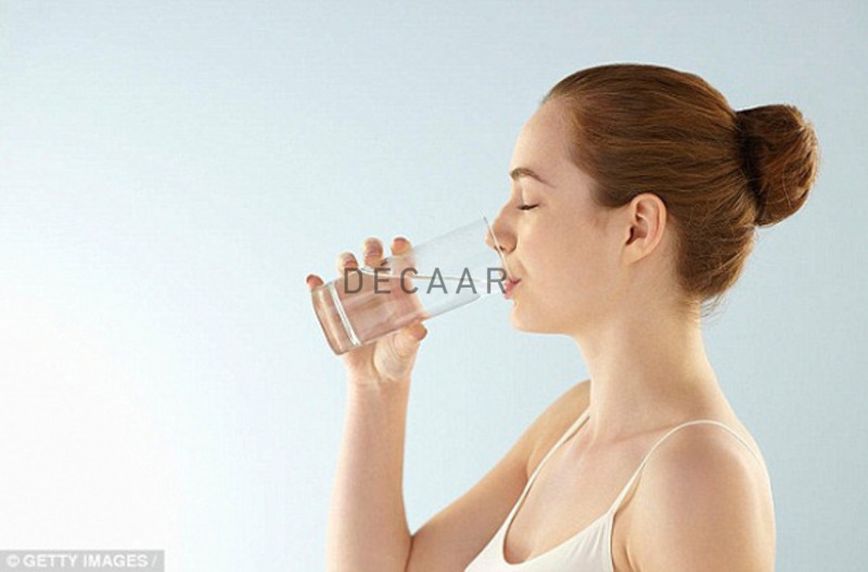 cách làm giảm nếp nhăn trên mặt là uống đủ nước